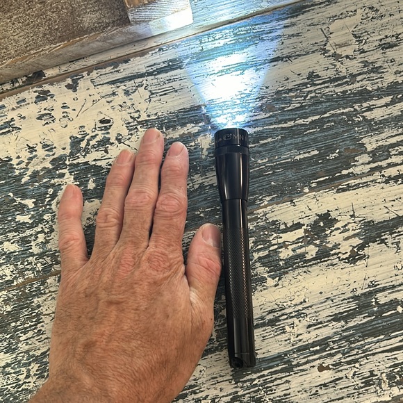 LED Mini Mag Light - Picture 4 of 4